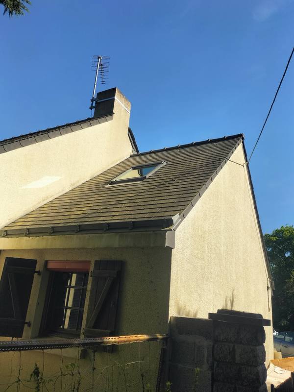 Fenêtre de toit posée, vue de l’extérieur