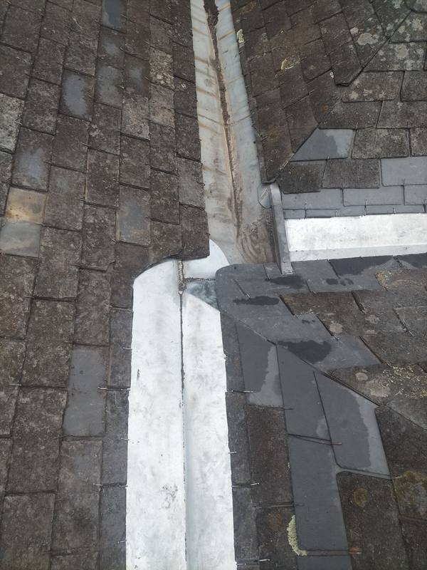 Noue et raccords en zinc sur une toiture en ardoise