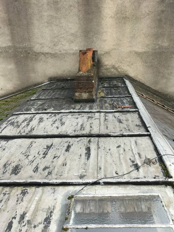 Avant : Toiture en zinc usée, avant travaux