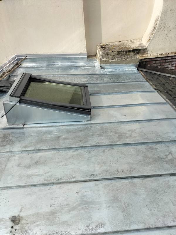Toiture en zinc terminée, avec sa fenêtre de toit