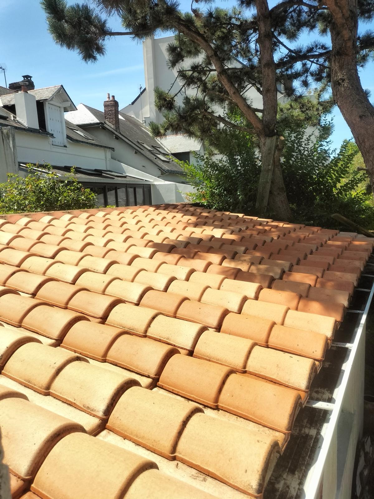 Toiture en tuiles après nettoyage, chantier de David Clodic